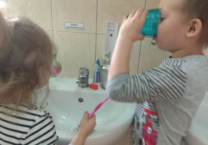 Uczymy się myć ząbki. 
