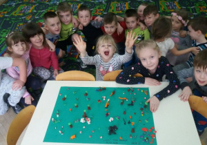 Dzieci z gr. IV wykonują makietę lasu