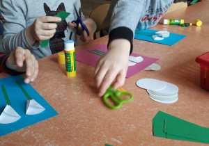 Dzieci podczas zajęć na kółku plastycznym