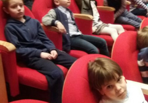 Dzieci z gr. II na wycieczce w teatrze Arlekin