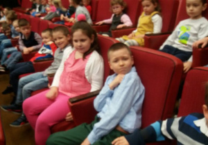 Dzieci z gr. II w teatrze