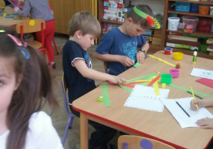 Dzieci z gr. II podczas zabaw konstrukcyjnych