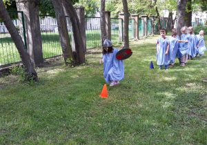Dzieci z gr. II w ogrodzie przedszkolnym trenują przed spartakiadą