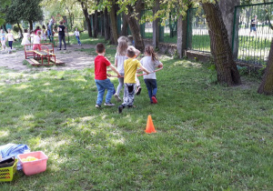 Dzieci z gr. II w ogrodzie przedszkolnym trenują przed spartakiadą