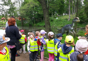 Dzieci z gr. IV w Parku Dinozaurów