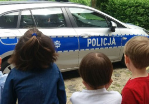Dzieci z gr. II w radiowozie policyjnym