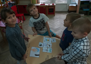 Dzieci z gr. II podczas realizacji programu Czyściochowe przedszkole