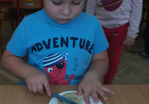 Dzieci z gr. II próbują chleb ze smalcem, ogórkiem kiszonym oraz kiszoną kapustę