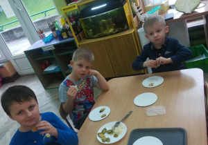 Dzieci z gr. II próbują chleb ze smalcem, ogórkiem kiszonym oraz kiszoną kapustę