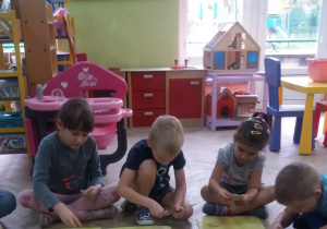Dzieci z gr. II podczas zajęć edukacyjnych