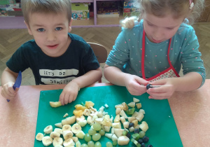 Innowacja pedagogiczna ,,Mały kucharz" - dziś robimy szaszłyki owocowe.