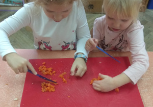 Sałatka warzywna - zajęcia w ramach innowacji pedagogicznej ,,Mały kucharz".