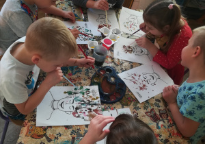 Dzieci z gr. II malują za pomocą słomki