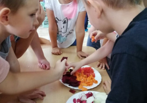 Dzieci z gr. II podczas warzywno - owocowego tygodnia