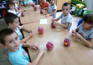 Dzieci z gr. II wykonują pracę plastyczno - techniczną "Jabłka"
