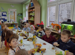 Wspólne biesiadowanie przy stole - Wigilia w naszej klasie