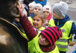 Dzieci z gr. II na wycieczce na ul. Piotrkowskiej
