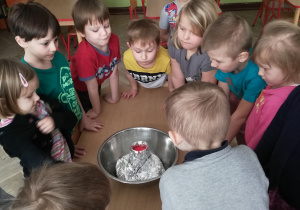 Dzieci z gr. II podczas zajęć edukacyjnych pt. "Wulkan"