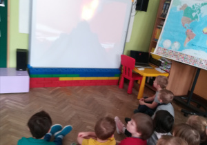Dzieci z gr. II podczas zajęć edukacyjnych pt. "Wulkan"