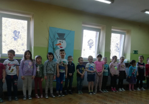 Dzieci z gr. II podczas prezentacji słowno - muzycznej "Zima"