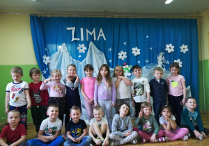 Dzieci z gr. II podczas prezentacji słowno - muzycznej "Zima"
