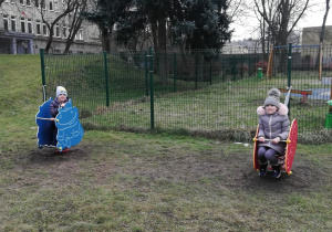 Dzieci z gr. II podczas zabaw w ogrodzie przedszkolnym