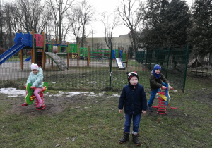 Dzieci z gr. II podczas zabaw w ogrodzie przedszkolnym