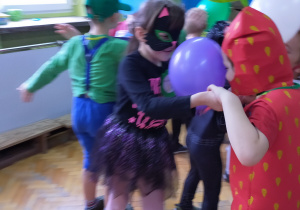 taniec w parach z balonem