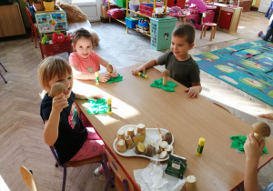 Dzieci z gr. II wykonują pracę plastyczno -techniczną 