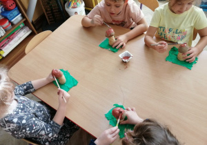 Dzieci z gr. II wykonują pracę plastyczno -techniczną 