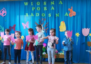 Dzieci podczas prezentacji słowno - muzycznej "Wiosna"