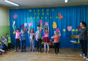 Dzieci podczas prezentacji słowno - muzycznej "Wiosna"