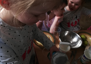 Dzieci z gr. II przygotowują jogurt owocowy