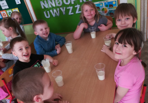 Dzieci z gr. II przygotowują jogurt owocowy